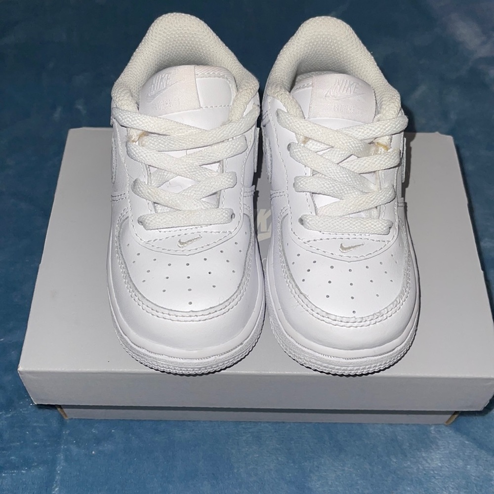 White Nike Uptown’s